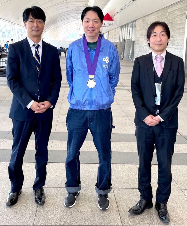 左から矢良上社長、東條選手、上長の大橋課長